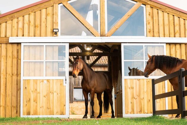 barn sur mesure en porte d'écrie pour chevaux