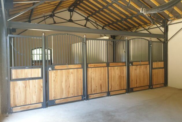 façade de boxes personnalisée pour chevaux