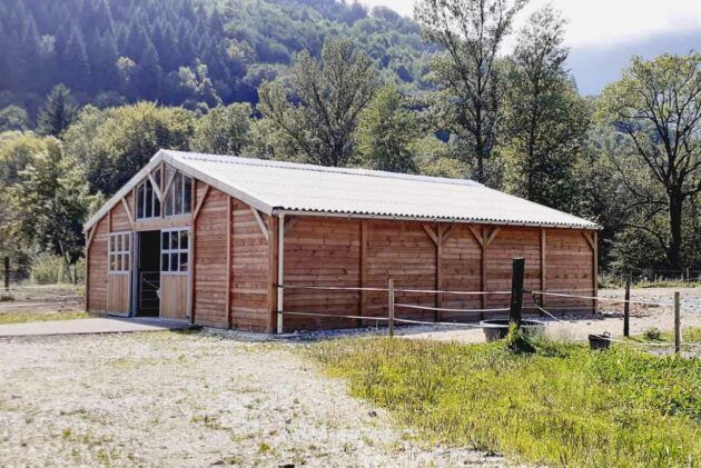 barn en bois sur mesure avec porte d'écurie et aménagement d'intérieur en façades coulissantes