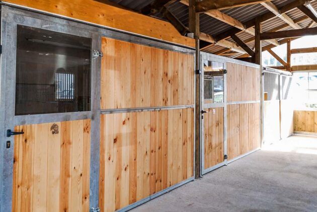 espace sellerie et graineterie dans barn sur mesure pour chevaux