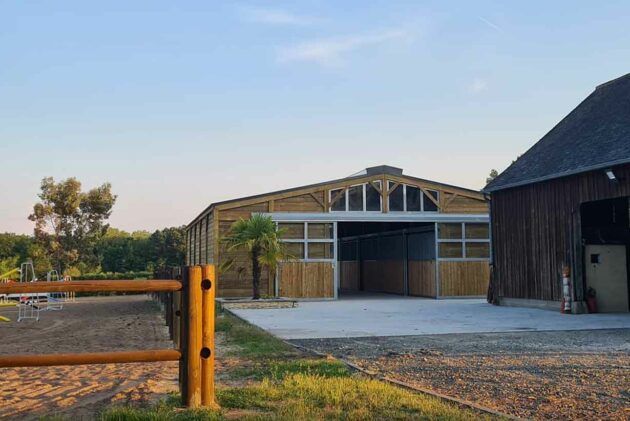 barn en bois sur mesure avec porte d'écurie et aménagement d'intérieur en façades coulissantes