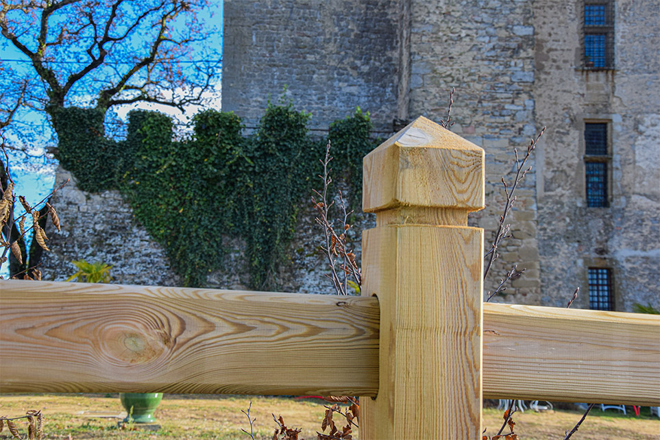 la clôture majesté dans toute sa splendeur style château en bois et chanfreiné