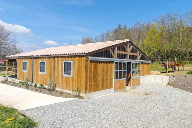 barn bois sur mesure pour une clinique vétérinaire pour chevaux