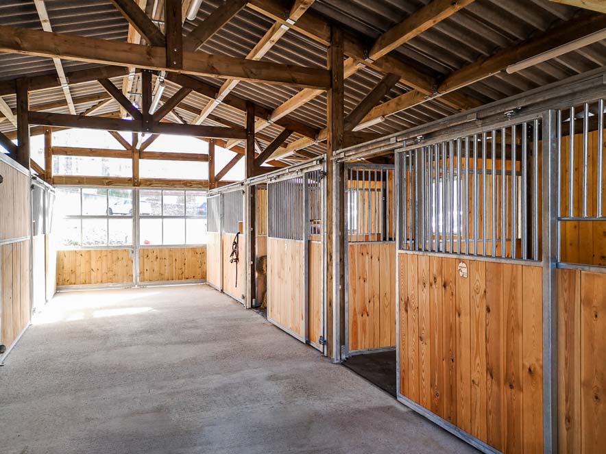 barn sure mesure avec façade coulissante de horse stop