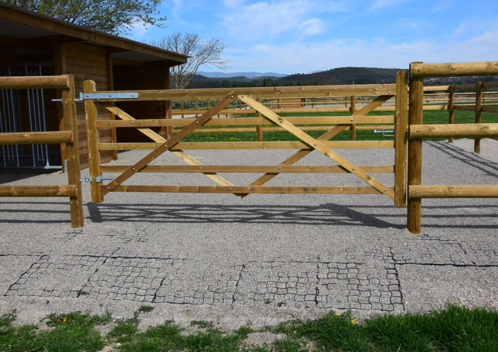 portail et sol stabilisé pour chevaux