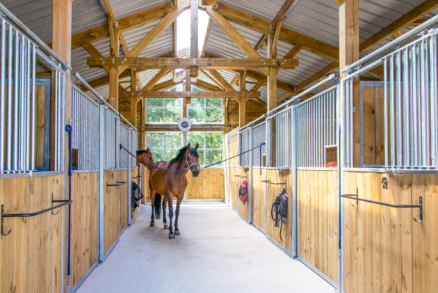 façade coulissantes dans un barn sur mesure pour chevaux
