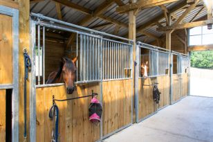 façade coulissantes dans un barn sur mesure pour chevaux