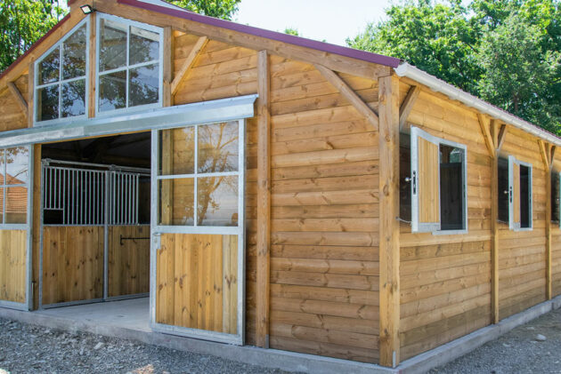barn bois sur mesure avec fenêtre et porte d'écurie, aménagement intérieur en façades coulissantes