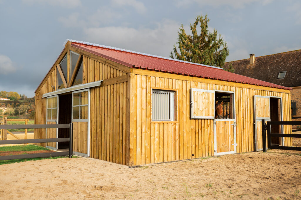 barn sur mesure en bois, porte d'écurie, fenêtre et porte de boxes pour chevaux