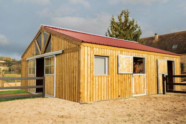 barn sur mesure avec porte de box, fenêtres, paddock terrasse et sol stabilisé