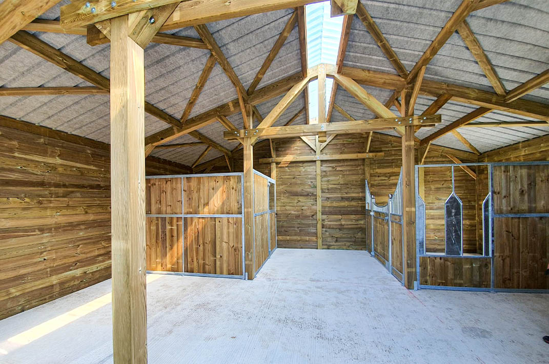 barn sur mesure avec des façades et des séparation pivotantes ou a col de cygne pour la distribution du fourrage